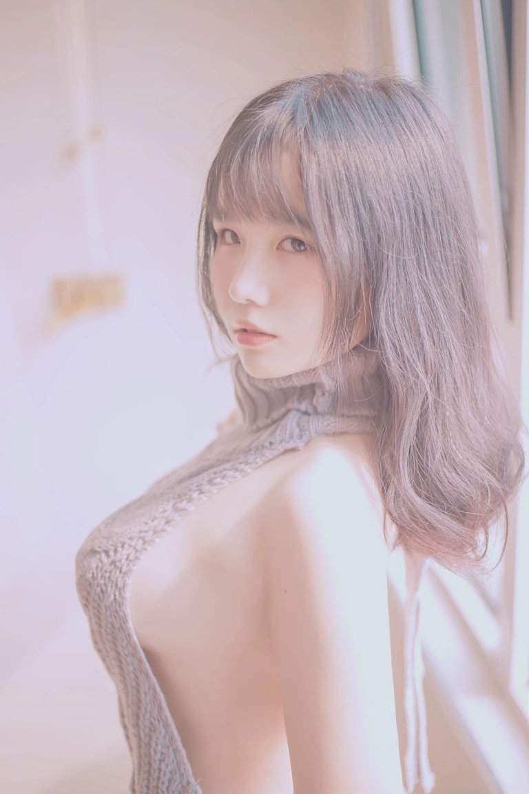 阿半今天很开心《露背毛衣》写真图集 28P｜在线预览与图包下载
