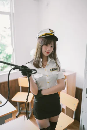 星黛鹿鹿《日常女警》写真图集 33P｜在线预览与图包下载