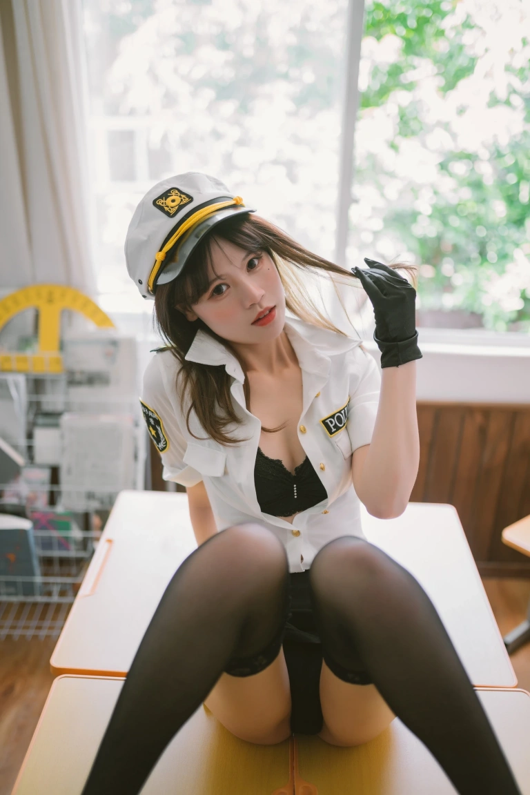 星黛鹿鹿《日常女警》写真图集 33P｜在线预览与图包下载