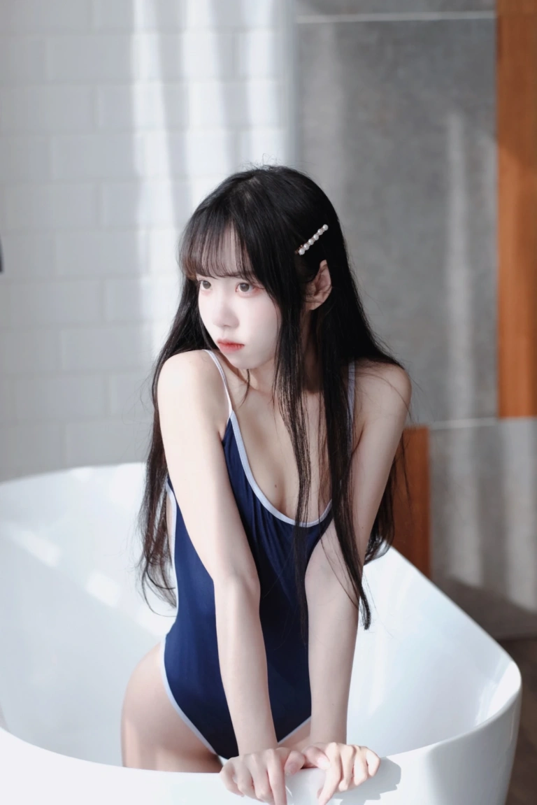 可可小白兔《追蹤起來 跟著🐰🐰去游泳！》写真图集 7P｜在线预览与图包下载