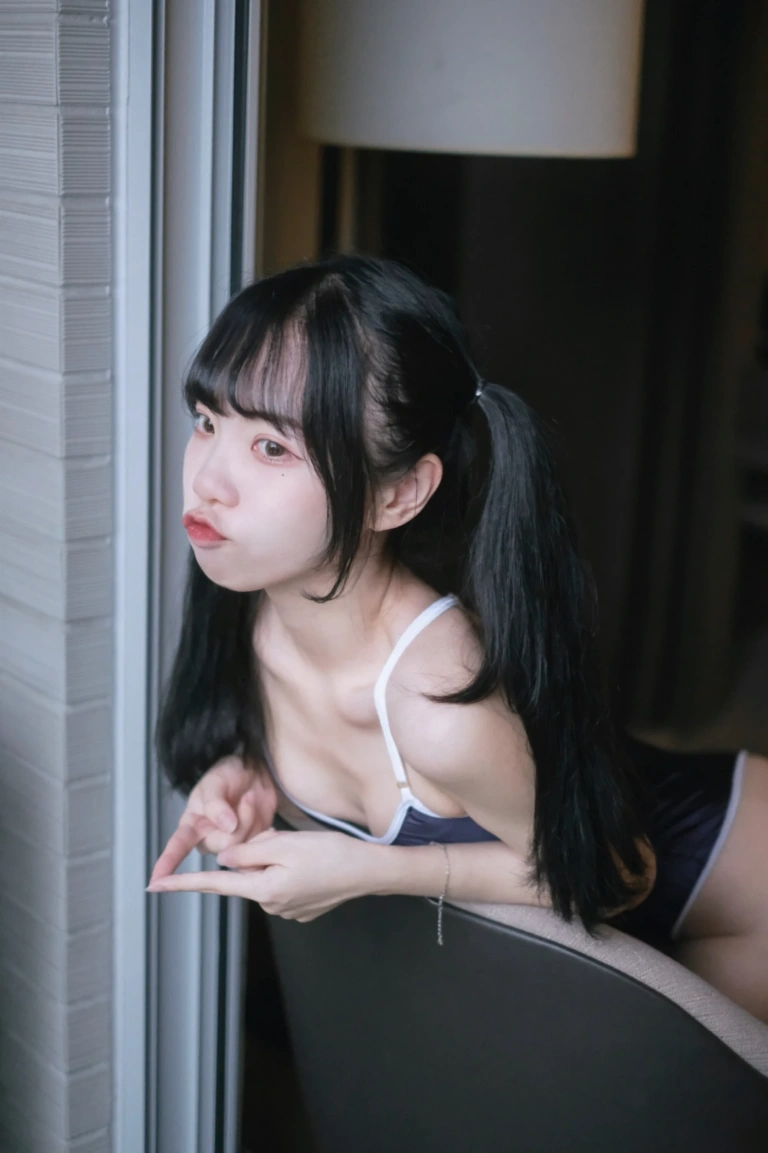 可可小白兔《追蹤起來 跟著🐰🐰去游泳！》写真图集 7P｜在线预览与图包下载