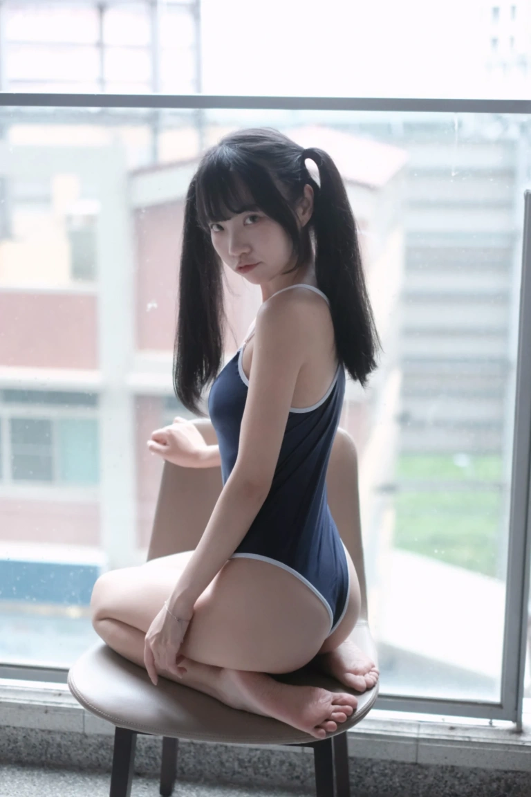 可可小白兔《追蹤起來 跟著🐰🐰去游泳！》写真图集 7P｜在线预览与图包下载