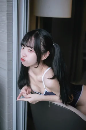 可可小白兔《追蹤起來 跟著🐰🐰去游泳！》写真图集 7P｜在线预览与图包下载