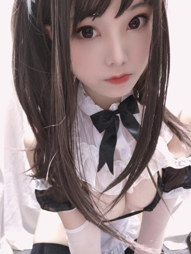 蜜汁猫裘《黑白女仆》写真图集 25P｜在线预览与图包下载