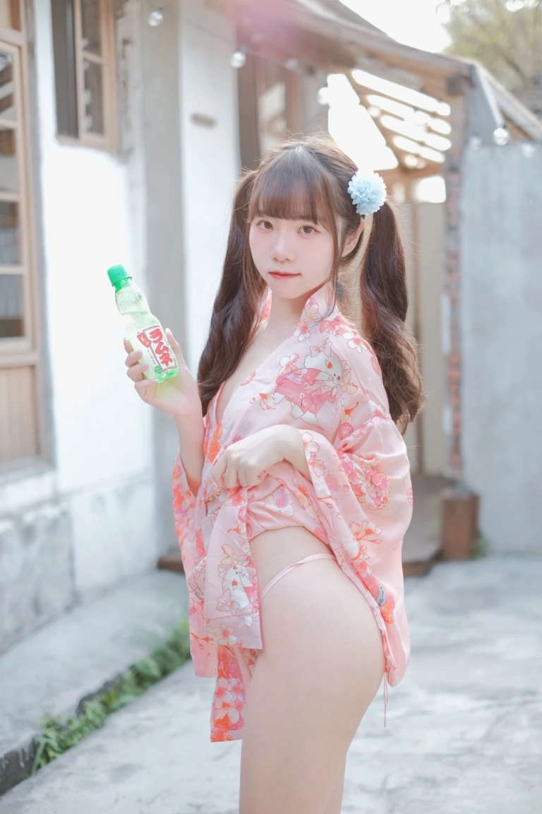 可可小白兔《夏日浴衣 純慾粉嫩少女🌸》写真图集 34P｜在线预览与图包下载