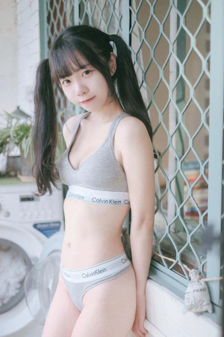 可可小白兔《首發 居家可攜帶小蘿莉🐰》写真图集 22P｜在线预览与图包下载