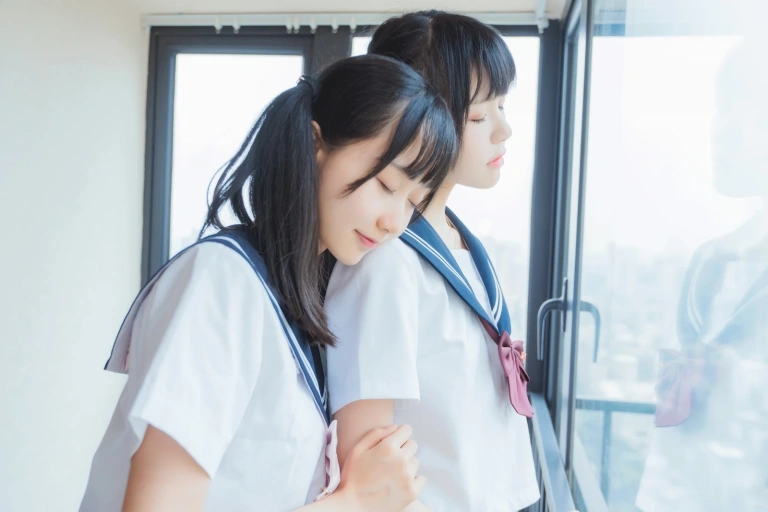 木棉棉《她（制服×制服）（&桜桃喵）》写真图集 37P｜在线预览与图包下载