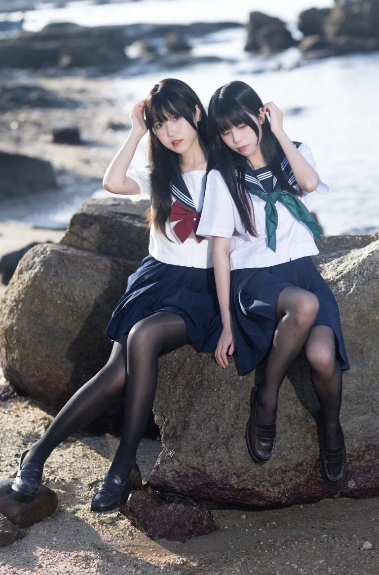 三無人型《水手服百合黑丝（&不呆猫）》写真图集 51P+1V｜在线预览与图包下载