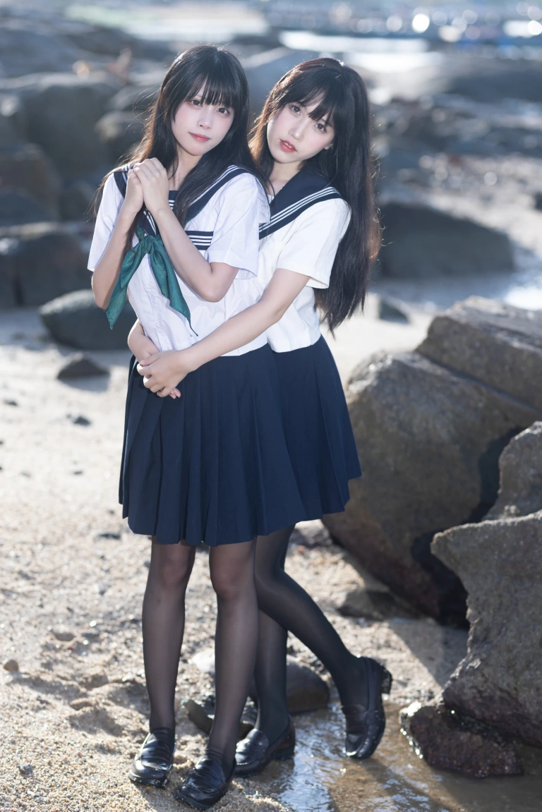 三無人型《水手服百合黑丝（&不呆猫）》写真图集 51P+1V｜在线预览与图包下载
