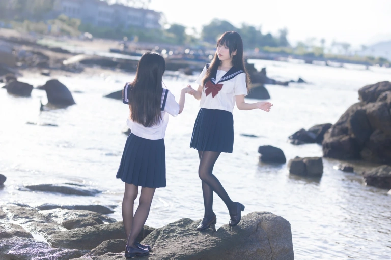 三無人型《水手服百合黑丝（&不呆猫）》写真图集 51P+1V｜在线预览与图包下载