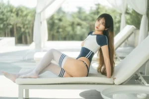 杏仁曲奇《蓝白泳装》写真图集 50P｜在线预览与图包下载