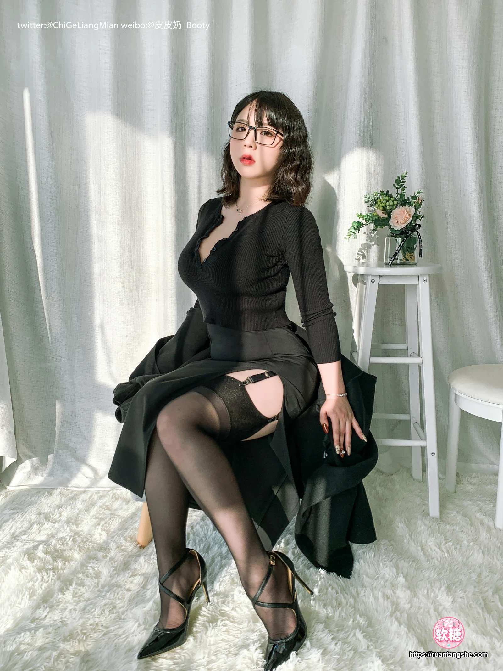 皮皮奶 皮皮奶 NO.005 - 黑色高岭OL自拍