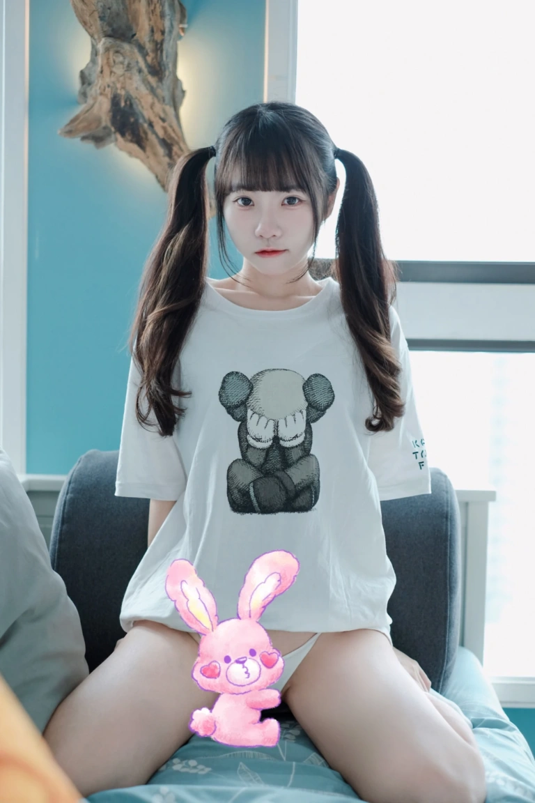 可可小白兔《捕獲一隻沒穿褲褲の小白兔🐰》写真图集 30P｜在线预览与图包下载