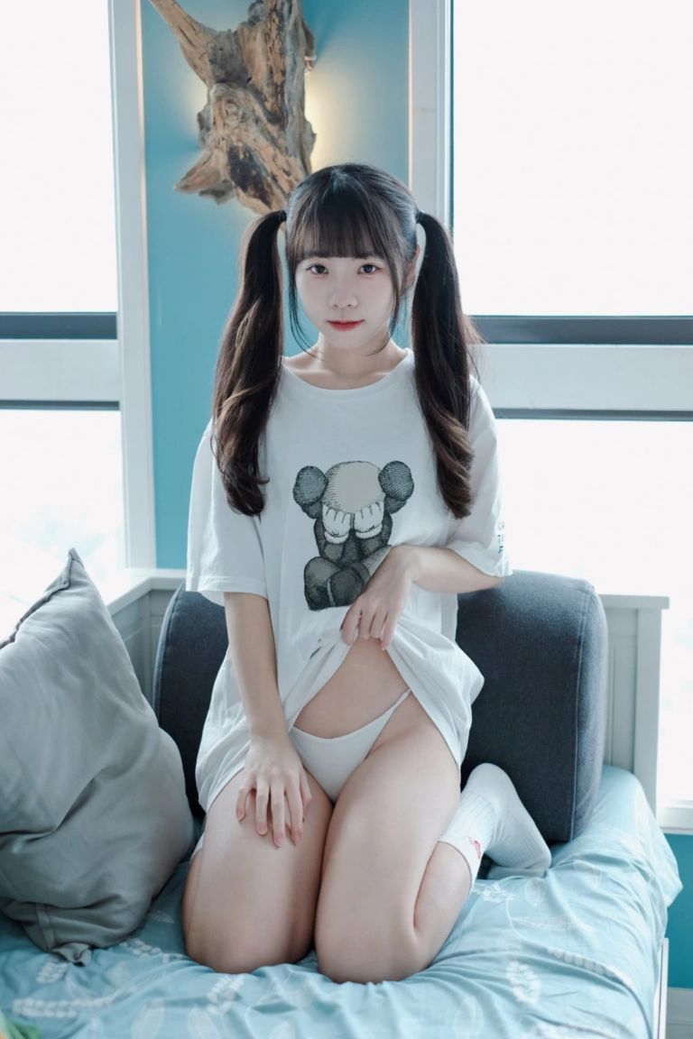 可可小白兔《捕獲一隻沒穿褲褲の小白兔🐰》写真图集 30P｜在线预览与图包下载