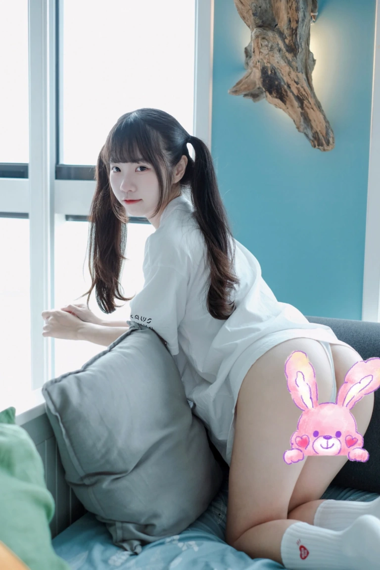 可可小白兔《捕獲一隻沒穿褲褲の小白兔🐰》写真图集 30P｜在线预览与图包下载