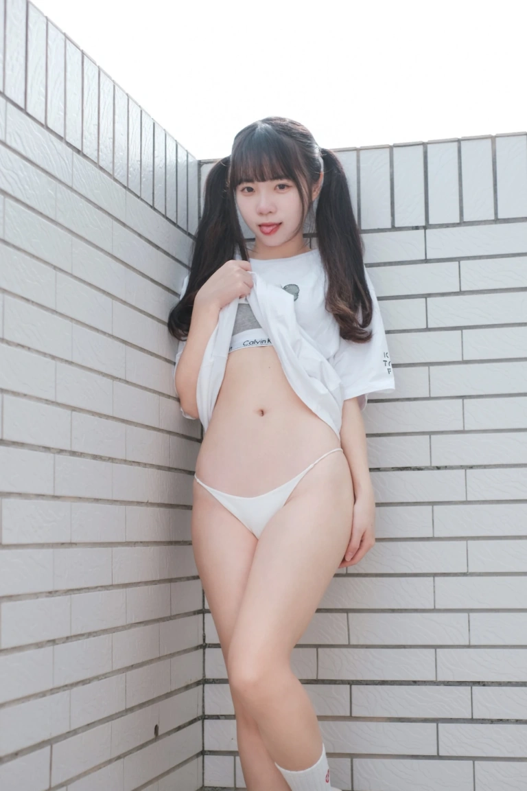 可可小白兔《捕獲一隻沒穿褲褲の小白兔🐰》写真图集 30P｜在线预览与图包下载