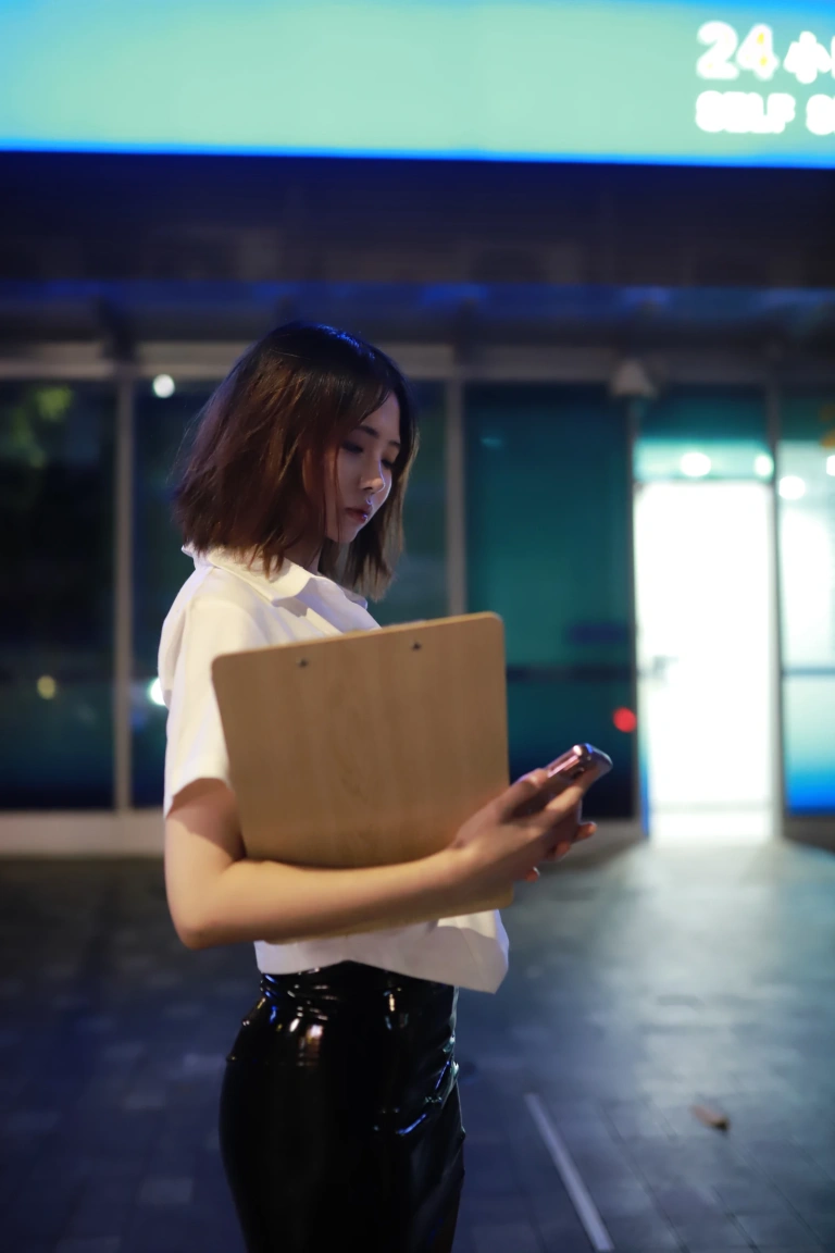 上杉绘黎落《原创 被人跟踪》写真图集 101P｜在线预览与图包下载