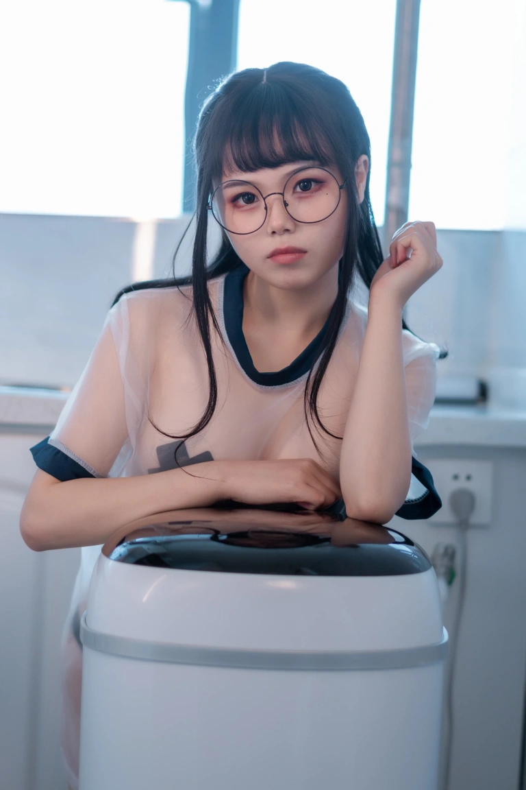 七月喵子《喝酸奶的眼镜娘》写真图集 35P｜在线预览与图包下载