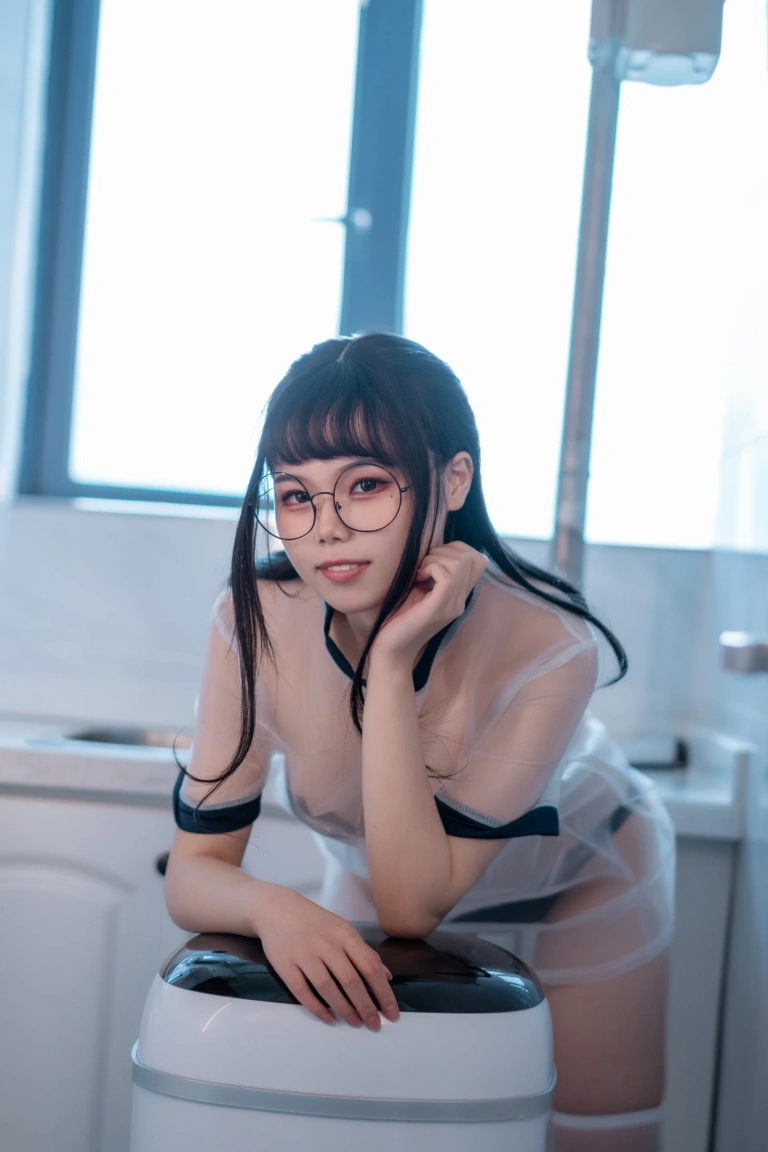 七月喵子《喝酸奶的眼镜娘》写真图集 35P｜在线预览与图包下载