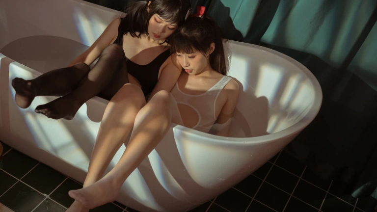 七月喵子《黑白双人浴缸》写真图集 30P｜在线预览与图包下载