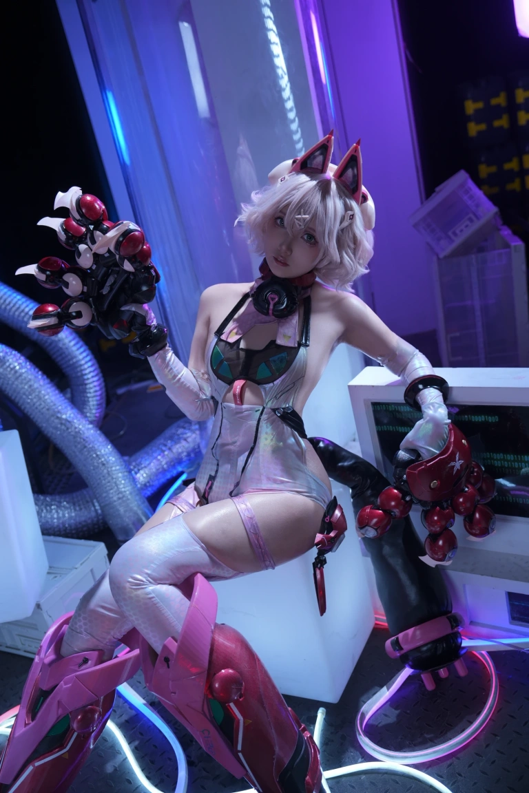 小和甜酒《交错战线 绯俐》写真图集 47P+2V｜在线预览与图包下载
