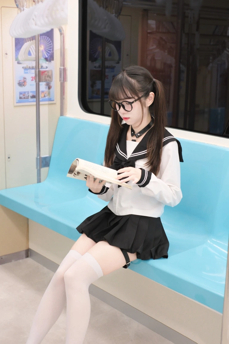 可可小白兔《電車上の女高中生》写真图集 70P｜在线预览与图包下载