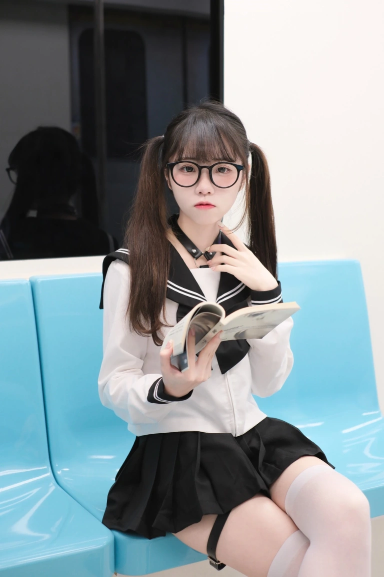 可可小白兔《電車上の女高中生》写真图集 70P｜在线预览与图包下载