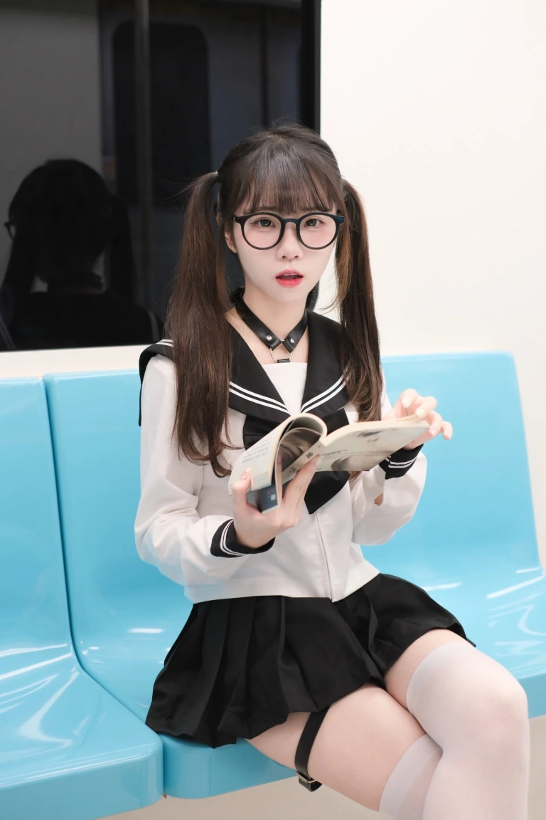 可可小白兔《電車上の女高中生》写真图集 70P｜在线预览与图包下载