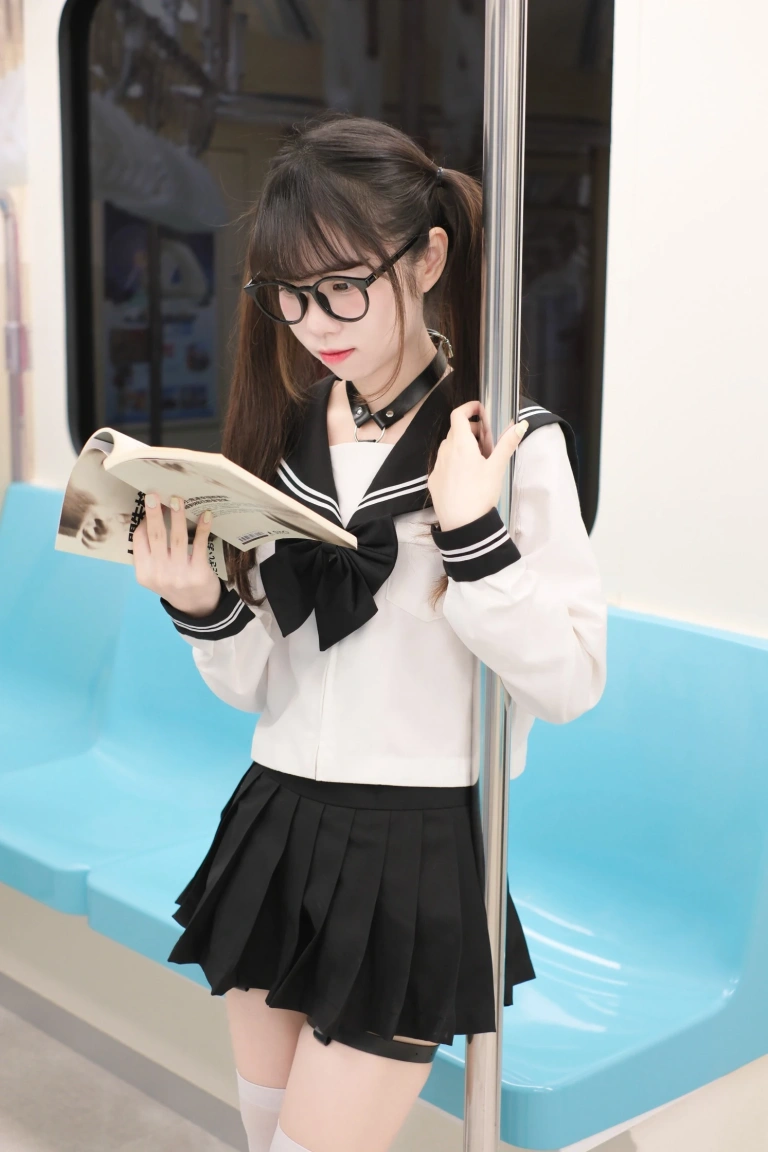 可可小白兔《電車上の女高中生》写真图集 70P｜在线预览与图包下载