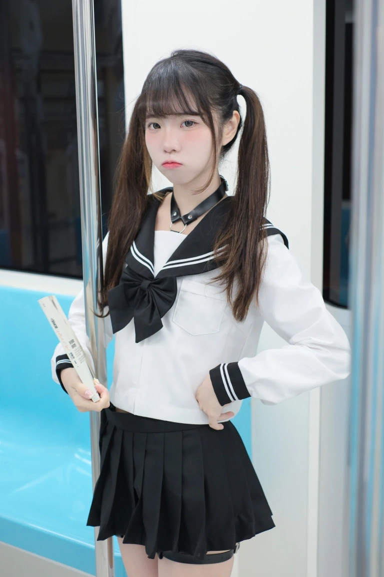 可可小白兔《電車上の女高中生》写真图集 70P｜在线预览与图包下载