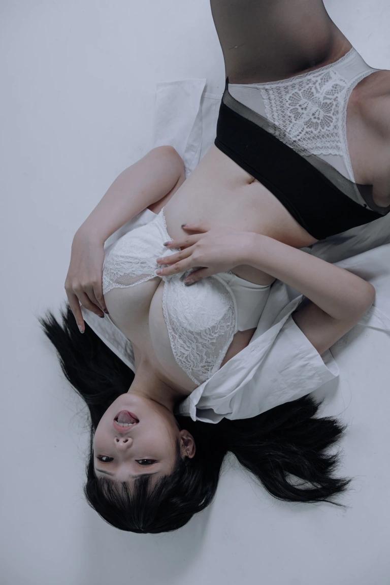 七月喵子《黑丝jk》写真图集 31P｜在线预览与图包下载