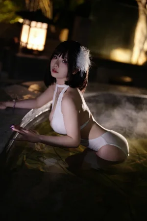 末夜《夏日白色泳装》写真图集 23P+1V｜在线预览与图包下载