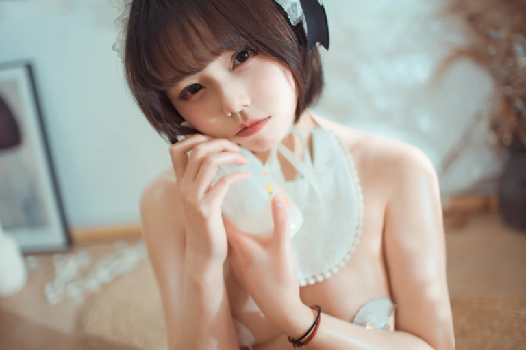 七月喵子《巨婴》写真图集 40P｜在线预览与图包下载