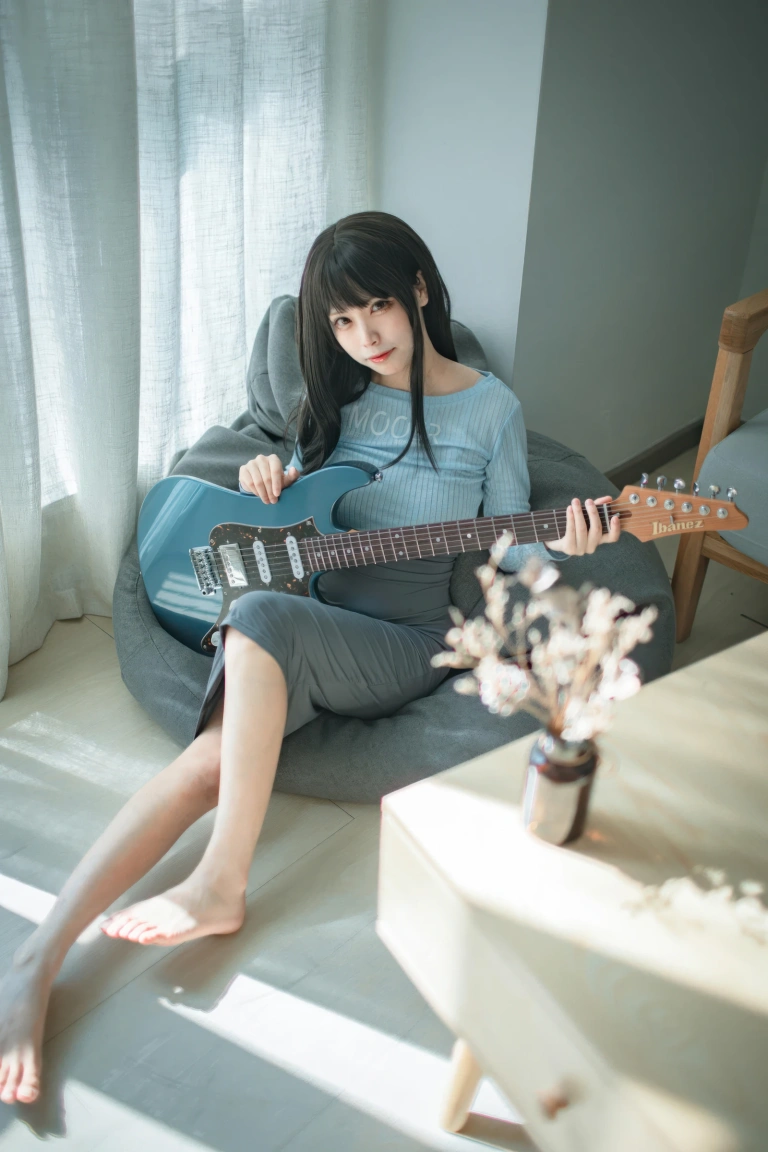 三無人型《吉他妹妹》写真图集 24P｜在线预览与图包下载