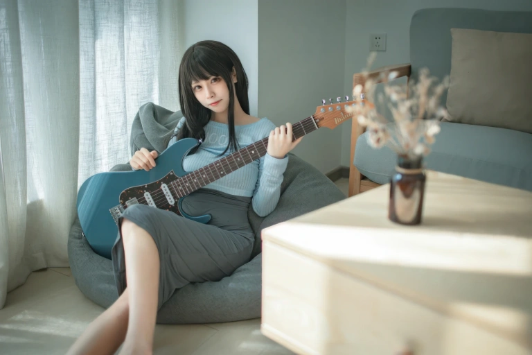 三無人型《吉他妹妹》写真图集 24P｜在线预览与图包下载