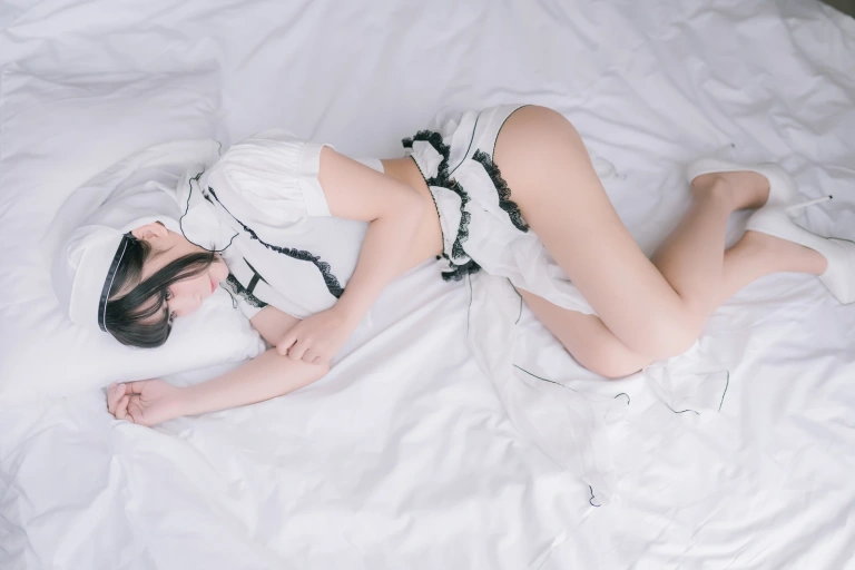 抱走莫子《纯白修女》写真图集 42P｜在线预览与图包下载