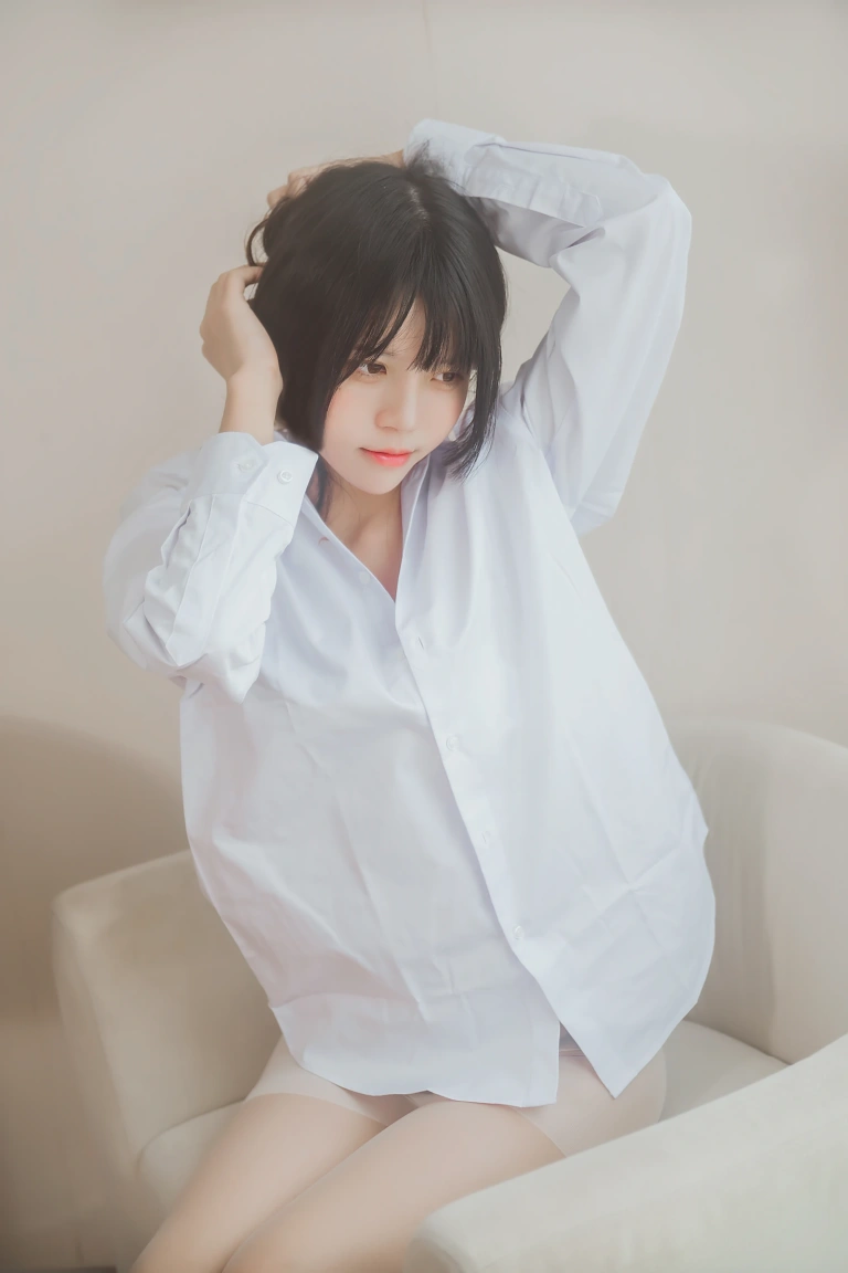 桜桃喵《白衬衫散发》写真图集 49P｜在线预览与图包下载