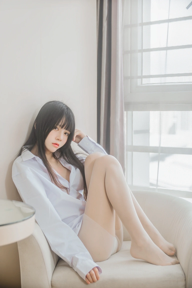 桜桃喵《白衬衫散发》写真图集 49P｜在线预览与图包下载