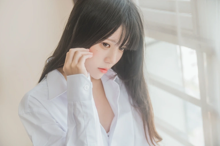 桜桃喵《白衬衫散发》写真图集 49P｜在线预览与图包下载