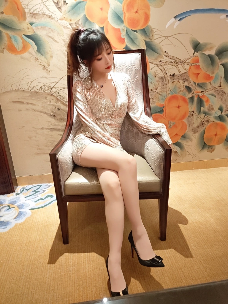 小女巫露娜《亮片裙肉丝》写真图集 22P｜在线预览与图包下载