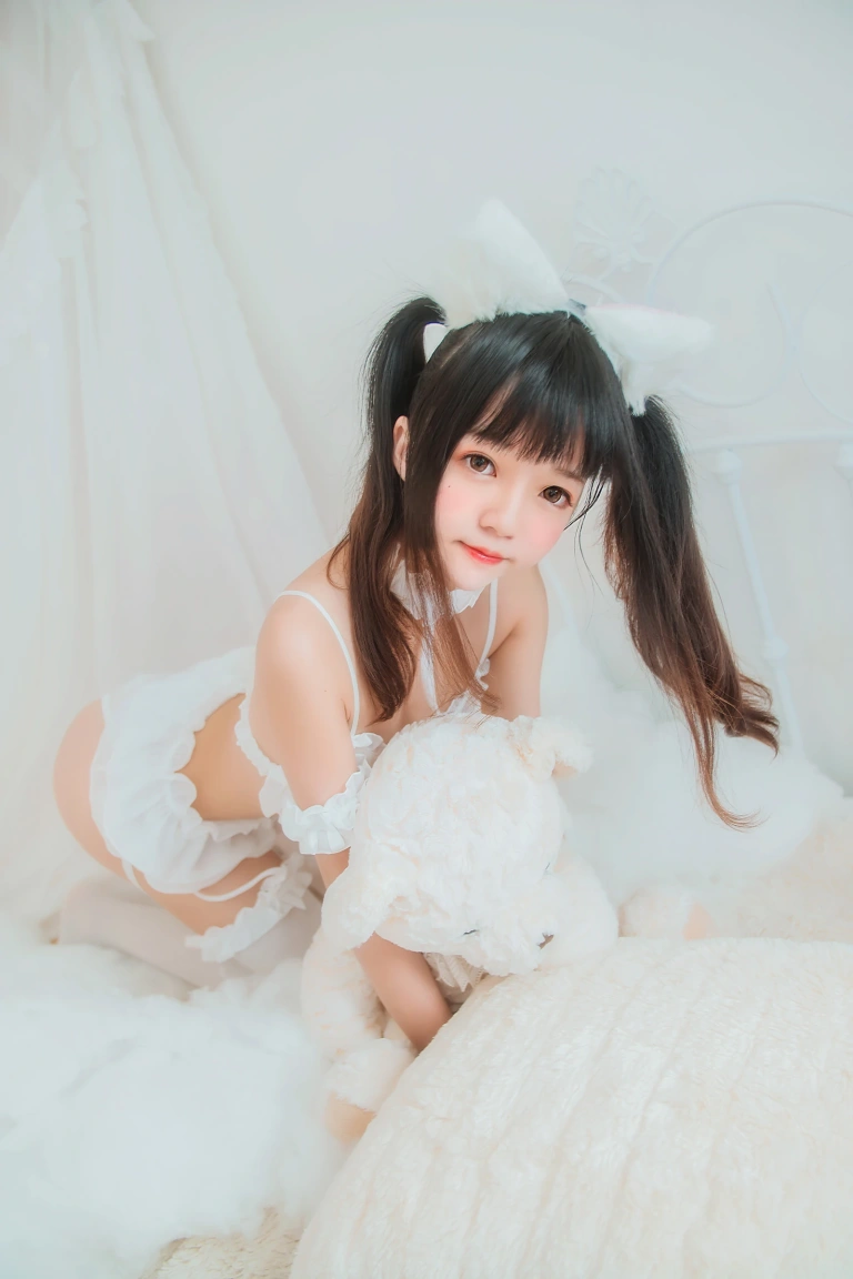 桜桃喵《白猫》写真图集 32P｜在线预览与图包下载