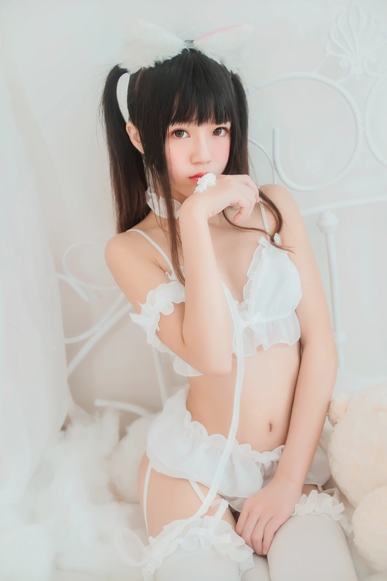 桜桃喵《白猫》写真图集 32P｜在线预览与图包下载
