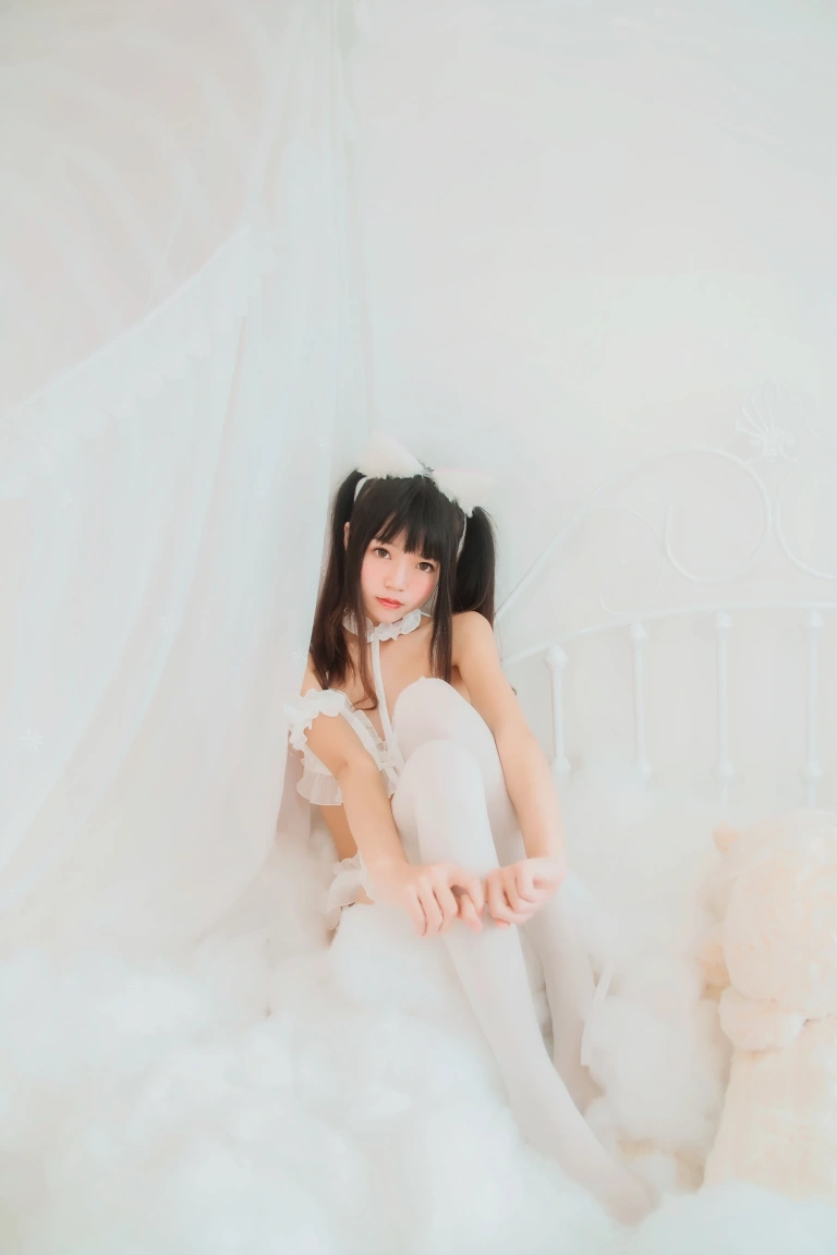 桜桃喵《白猫》写真图集 32P｜在线预览与图包下载