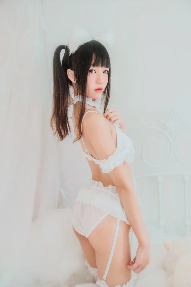 桜桃喵《白猫》写真图集 32P｜在线预览与图包下载