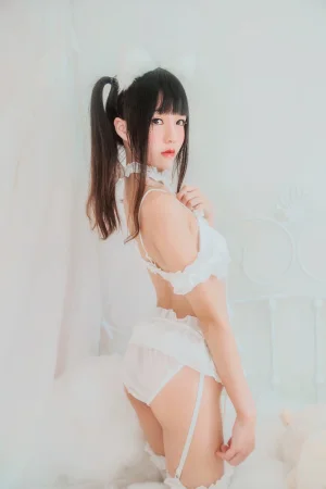 桜桃喵《白猫》写真图集 32P｜在线预览与图包下载