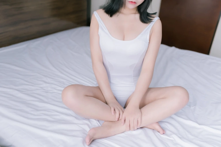 抱走莫子《大姐姐》写真图集 41P｜在线预览与图包下载