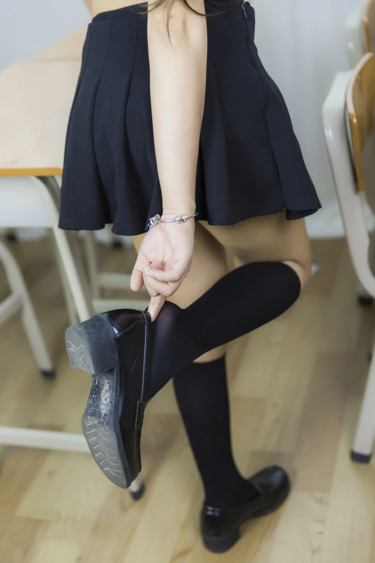 抱走莫子《等你下课》写真图集 42P｜在线预览与图包下载