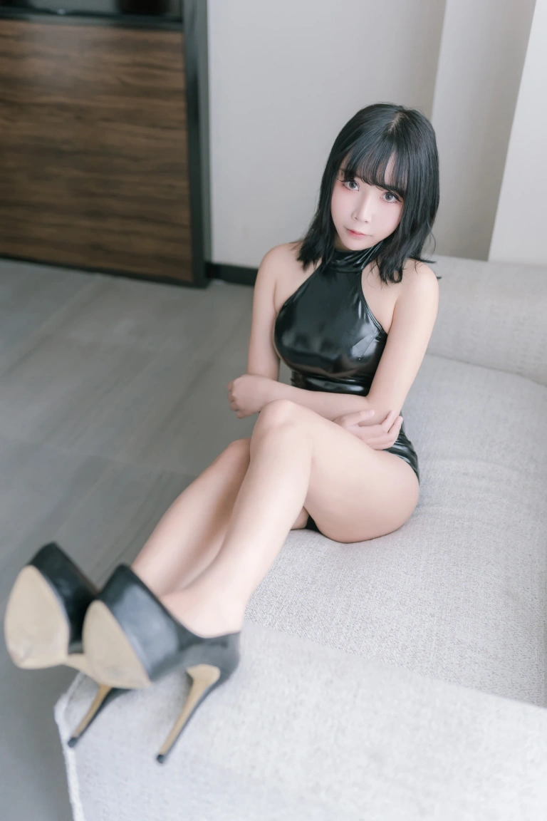 抱走莫子《高跟鞋》写真图集 41P｜在线预览与图包下载