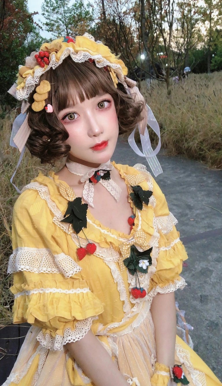 阿包也是兔娘《Lolita黄裙》写真图集 12P｜在线预览与图包下载