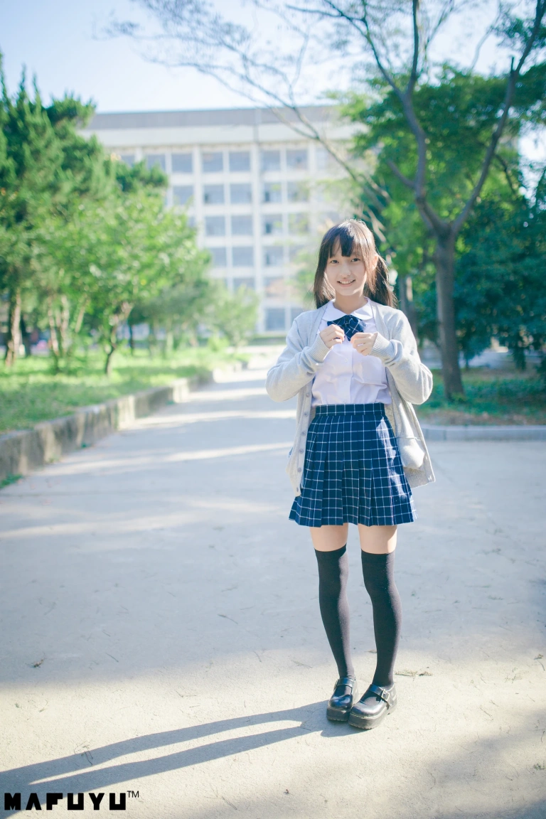 神楽坂真冬《JK系列》写真图集 126P｜在线预览与图包下载